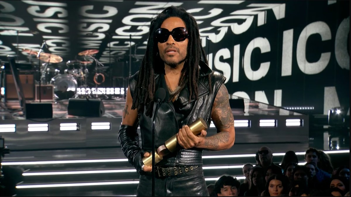 #LennyKravitz performs his top hits and takes home the Music Icon Award! #PCAs