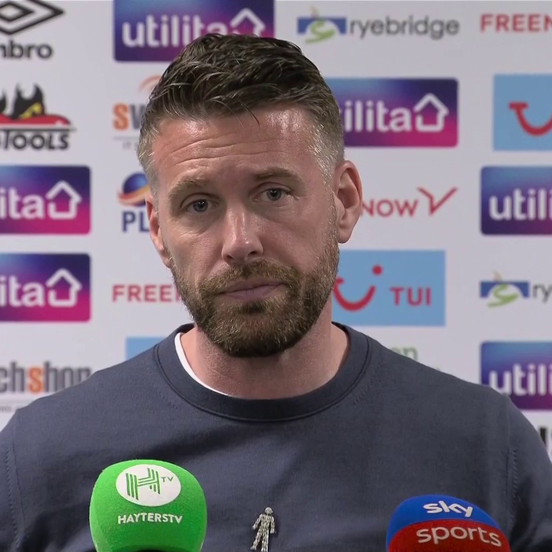 "Man Utd are winning and it's 2-1 so... it's four minutes" 👀 Luton boss Rob Edwards was not happy with the amount of added time in his team's loss to Man Utd ⬇️