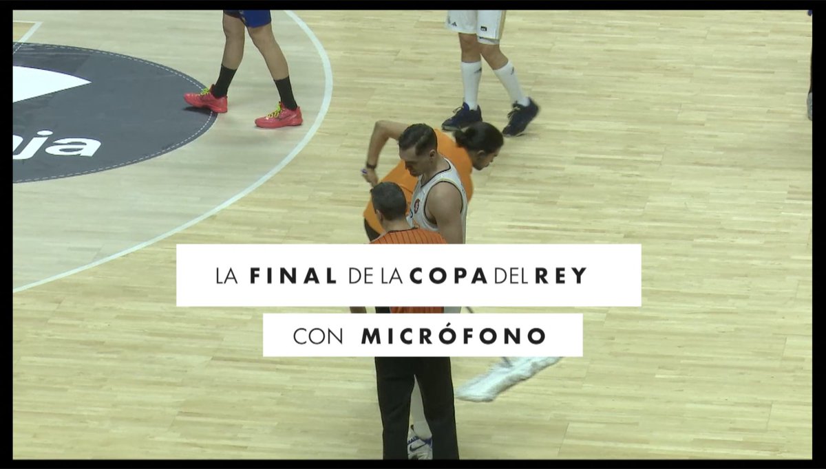🎙️ En una FINAL de #CopaACB, las 𝙧𝙚𝙫𝙤𝙡𝙪𝙘𝙞𝙤𝙣𝙚𝙨 se disparan y las 𝙚𝙢𝙤𝙘𝙞𝙤𝙣𝙚𝙨 están a flor de piel... Seguimos y escuchamos al árbitro principal Antonio Conde, con MICRÓFONO en el duelo entre Real Madrid Basket y Barça Basket.