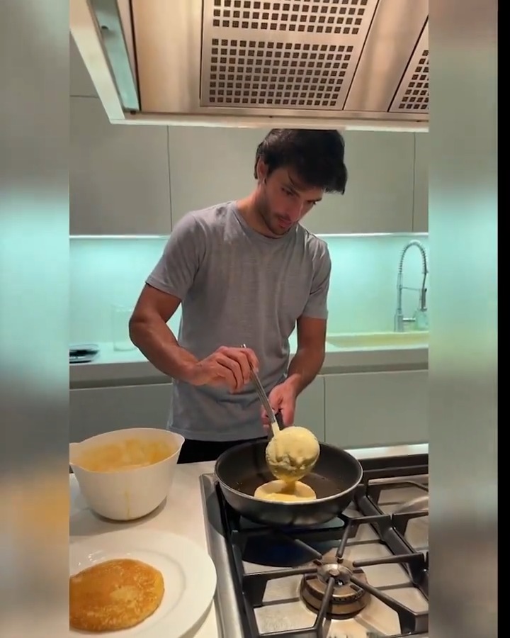 CARLOS DROPPED THE PANCAKE TUTORIAL 🔥🥞 🎥 x Carlos Sainz on TikTok #F1