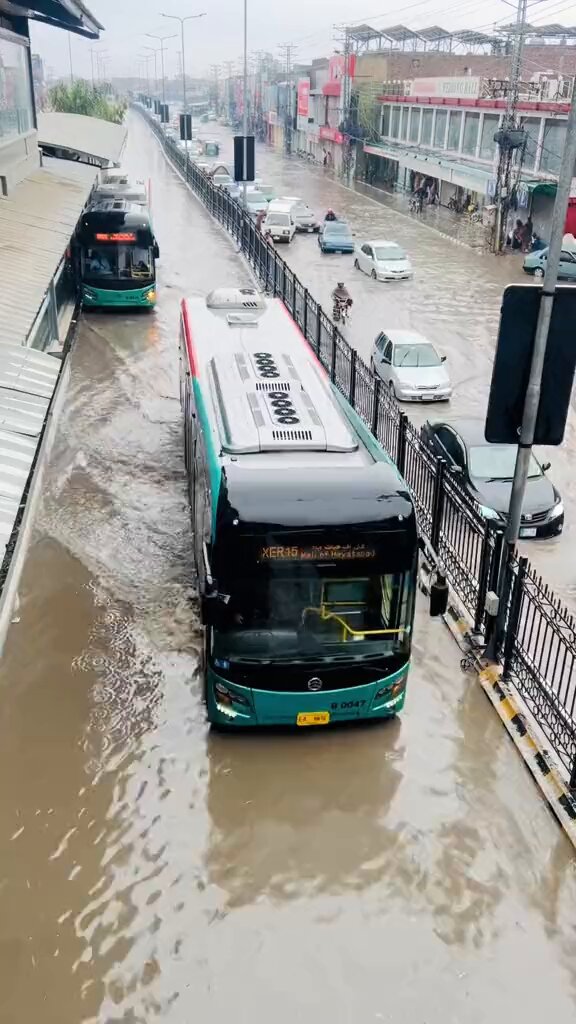 پچھلے دس سال سے پختونخوا پر حکومت کرنے والوں نے پشاور کا یہ حال کردیا۔ 💔