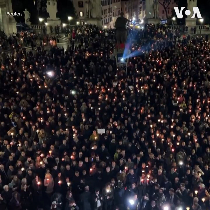 意大利首都罗马的民众19日晚在卡比托利欧广场 Campidoglio square 举行烛光仪式，悼念俄罗斯反对派领袖纳瓦尔尼。47岁的纳瓦尔尼16日在靠近北极圈的一所监狱去世，西方社会以及纳瓦尔尼的支持者指责俄罗斯总统普京要为纳瓦尔尼的死亡负责，但是克里姆林宫对此予以否认。