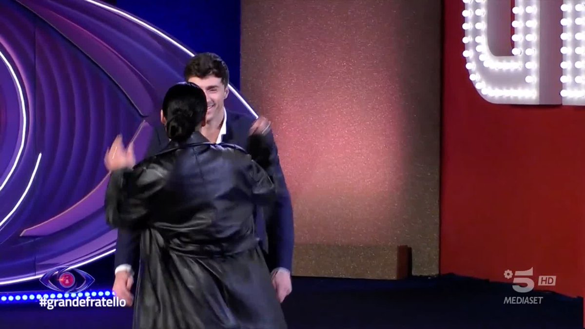 ... e finalmente quel bacio tanto atteso 😍 #GrandeFratello