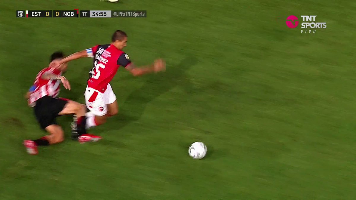 En el banco de Newell's reclamaron tarjeta roja para el Principito Sosa por una fuerte patada de atrás pero Rey Hilfer revisó y no consideró expulsión ❌🟥 #LPFxTNTSports
