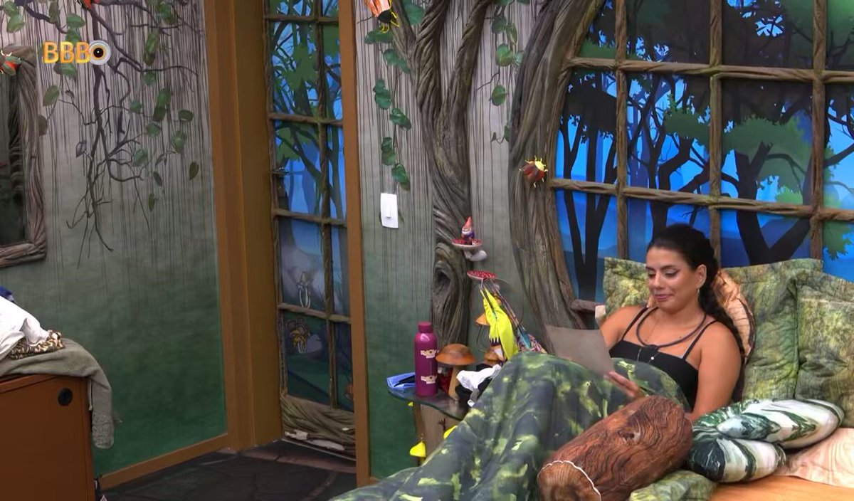 Fernanda no quarto, olhando pra sua carta: "Eu não quero ir embora. E eu não quero dar esse gosto pra esse povo que quer me derrotar, que quer me destruir aqui, que acha que eu não sou nada dentro desse jogo". #BBB24