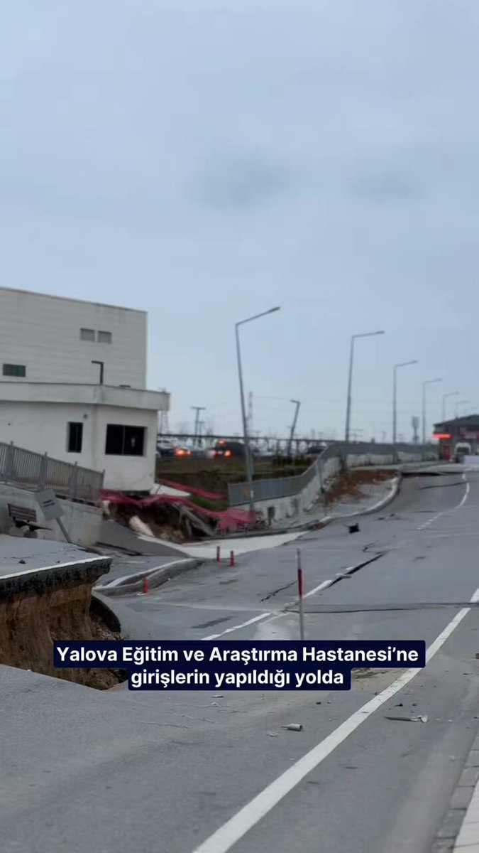 Yalova Eğitim ve Araştırma Hastanesi’ne girişlerin yapıldığı yolda geçtiğimiz haftalarda meydana gelen çökme devam ediyor.