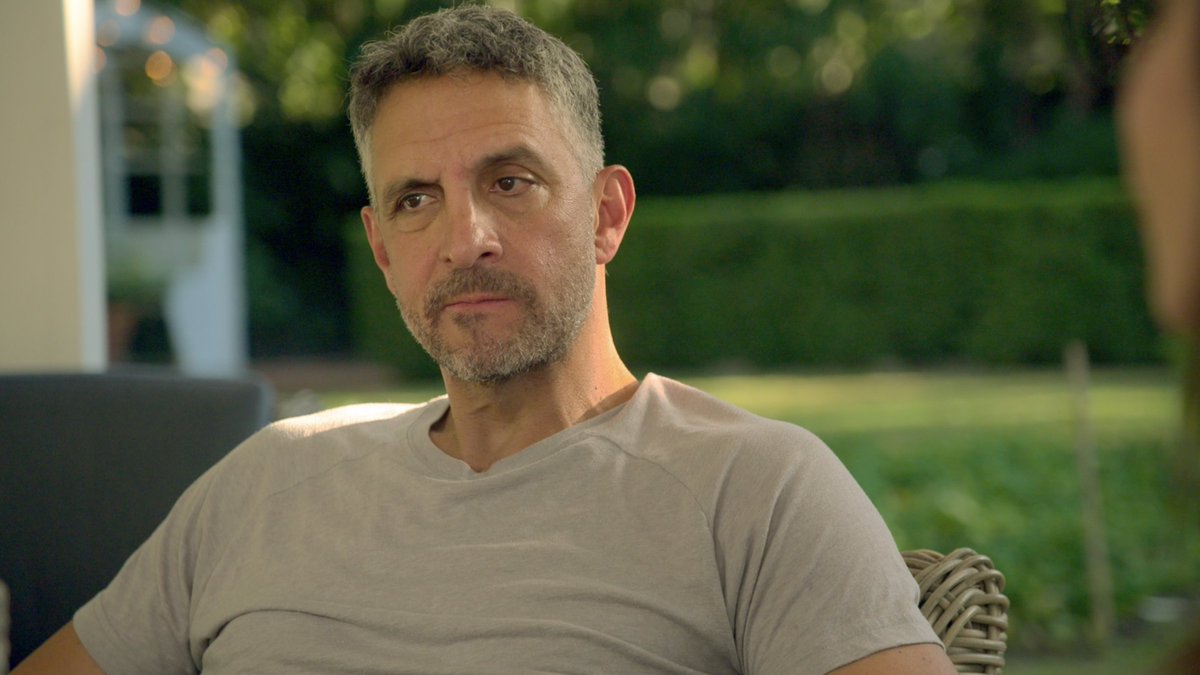 Mauricio talks to his daughters about separating from Kyle Richards in this first look at Buying Beverly Hills Season 2. Premiering March 22.