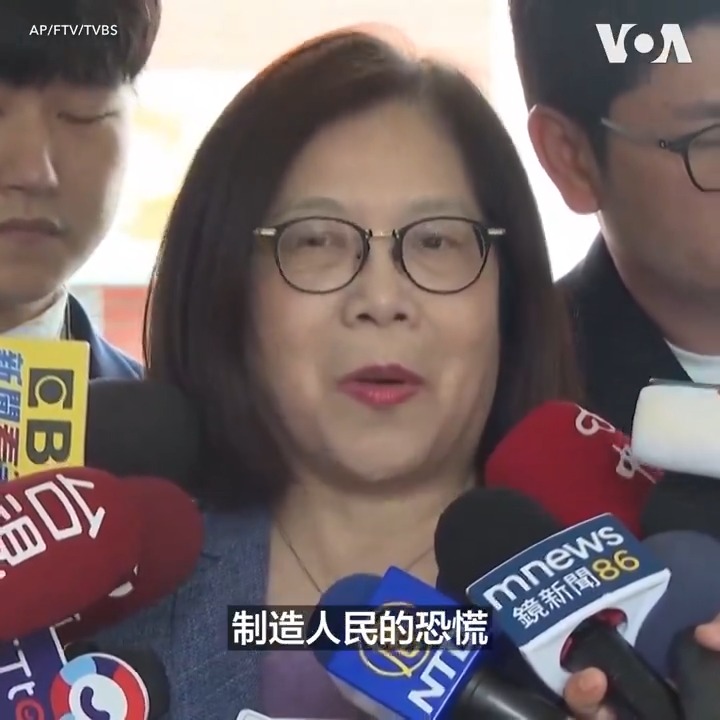 台湾2月20日对中国海警一天前强行登上台湾一艘在金门海域行使的游船进行检查提出抗议，称此举在金门群岛周边紧张局势升级之际制造了恐慌。台湾海洋委员会主任管碧玲表示，这个事件“伤害了我们人民的感情”，“而且不符合两岸人民的利益”。此外，台湾海巡署说，一艘中国海警船于20日上午进入台湾金门附近海域。海巡署派巡逻船持续伴航驱离。报道：