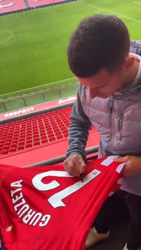 👕 ¡Consigue la camiseta firmada de Gorka Guruzeta! 1⃣ Sigue a Athletic Club 2⃣ RT y Me Gusta a este post 3⃣ Deja tu mensaje para nuestro león 🍀 Anunciaremos el ganador/a el viernes 23 de febrero a las 16:00 horas. #Guruzeta2028