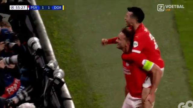 𝐆𝐎𝐎𝐎𝐎𝐀𝐀𝐋 𝐏𝐒𝐕! 🙌 Malik Tillman wordt aangetikt en de Eindhovenaren krijgen een strafschop. Luuk de Jong schiet vanaf de stip raak: 1-1! 🥳 #ZiggoSport #UCL #PSVBVB