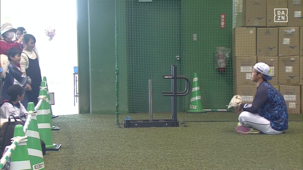 ／ ファンサが神！ ＼ キャンプならではの微笑ましい光景🥰 甲斐野央がファンとキャッチボール ⚾プロ野球 (2024/2/21) 🌸春季キャンプ 📱Live on DAZN #DAZNプロ野球 “野球一本” 新プラン登場「DAZN BASEBALL」 初月無料 2/29まで！月々2,300円 （年間プラン・月々払い）でプロ野球をよりお得に。
