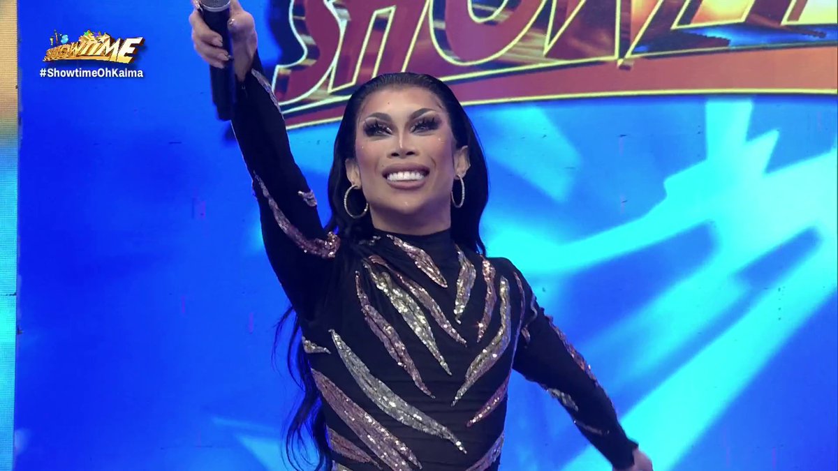 Pasabog ang performance na ipinakita ni 'Filipina Winnah' drag queen Marina Summers with matching bending habang binabati ang madlang people sa 'It's Showtime' nitong Miyerkoles. #ShowtimeOhKalma