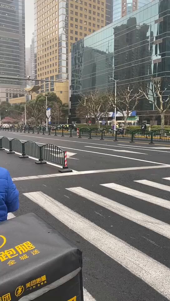 2月20日，上海。海银财富的投资者们来到总部维权。现场爆发了冲突，一位参与维权的投资者倒地不起，旁边一男子大喊道：我妈心脏不好。