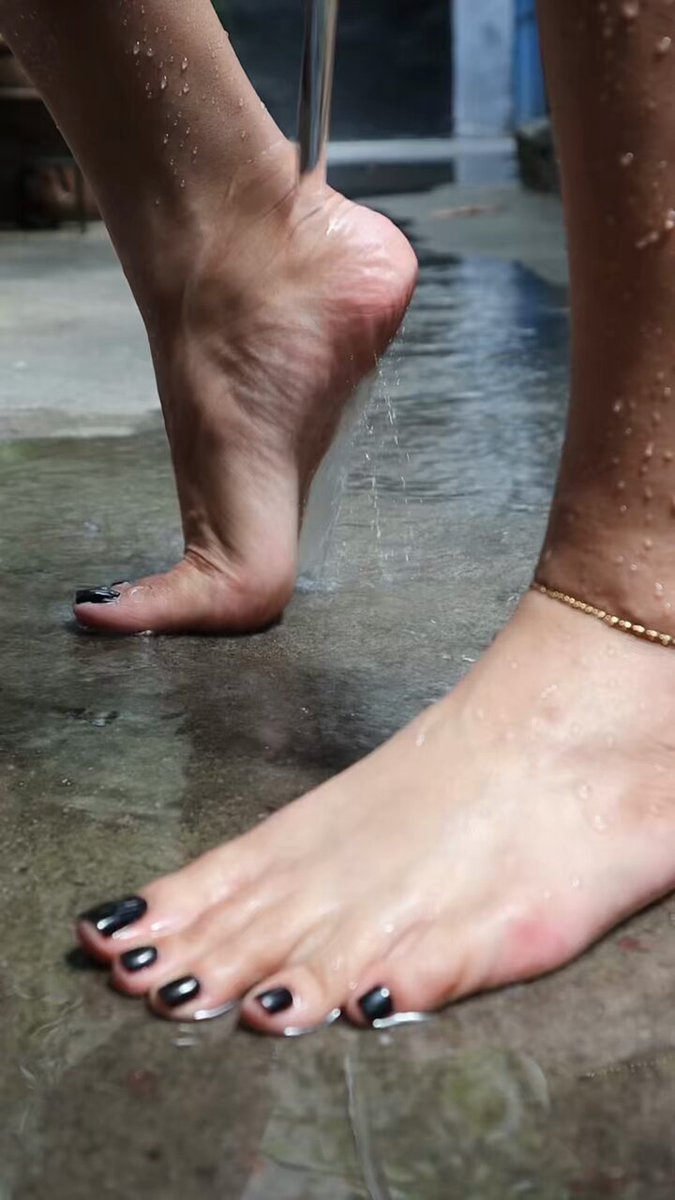 I was Skyping with a guy earlier who said feet is very important to him when it comes to dating. He’s out if the feet are ugly. 😆 How about you guys? Are you able to compromise? I’d like to know!