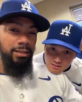 Teoscar teaching Shohei and Yoshinobu Spanish. 😂