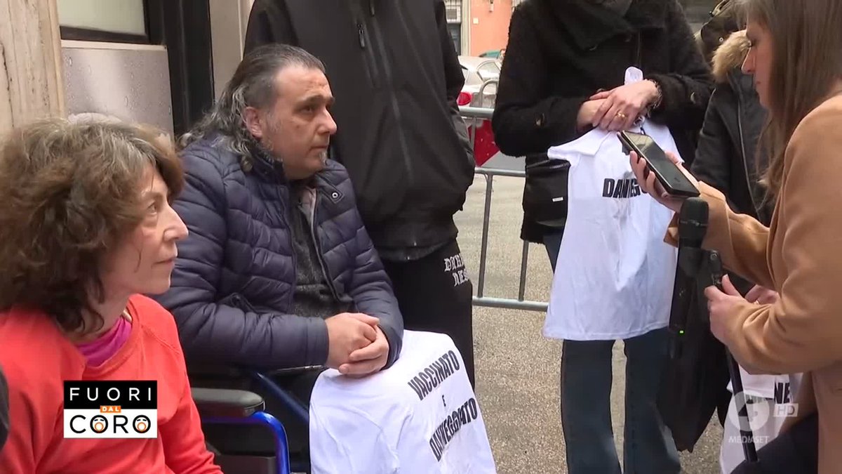 "Noi, danneggiati dopo il vaccino: Speranza ci insulta, ma non siamo assassini" Servizio di Marianna Canè a #Fuoridalcoro