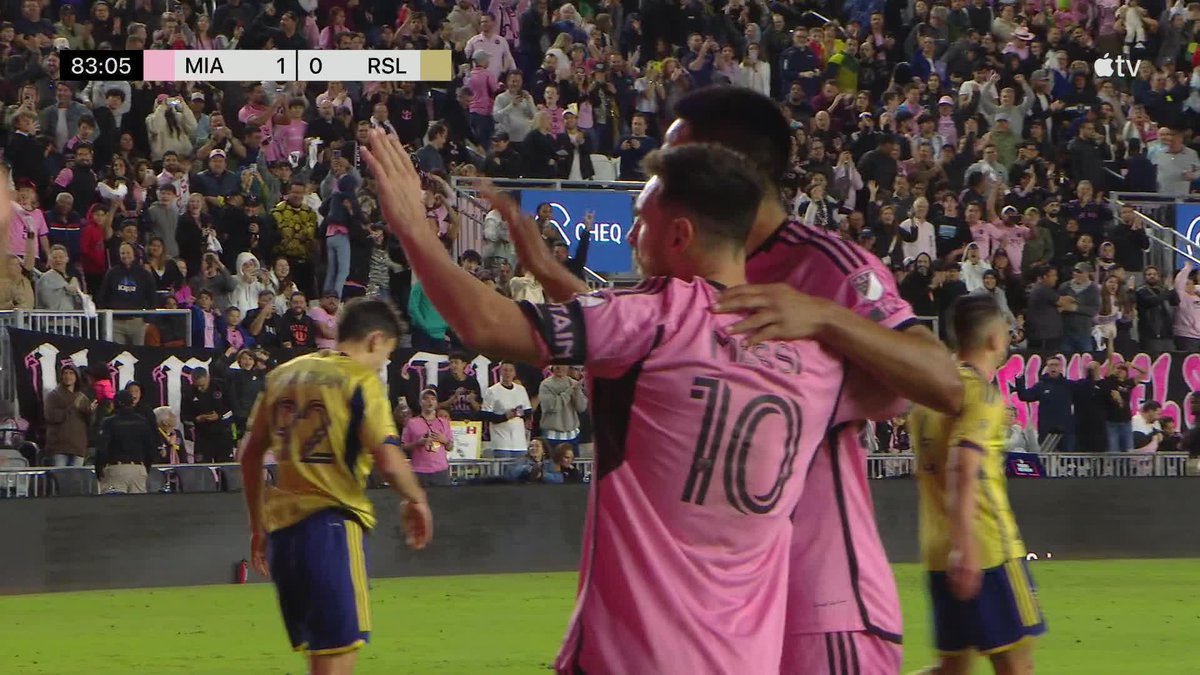 A thing of beauty. 😍 Messi, Suarez, and Gomez combine to make it 2-0!