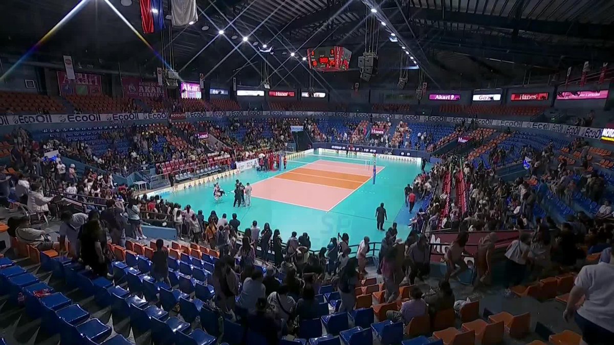 'Nung nalaman ko na si Mars [napunta] sa amin, sobrang saya ko." 💜 Reigning MVP and Player of the Game Sisi Rondina gives her flowers to Mars Alba who tallied 18 excellent sets in her Choco Mucho debut. #PVL2024 #TheHeartOfVolleyball