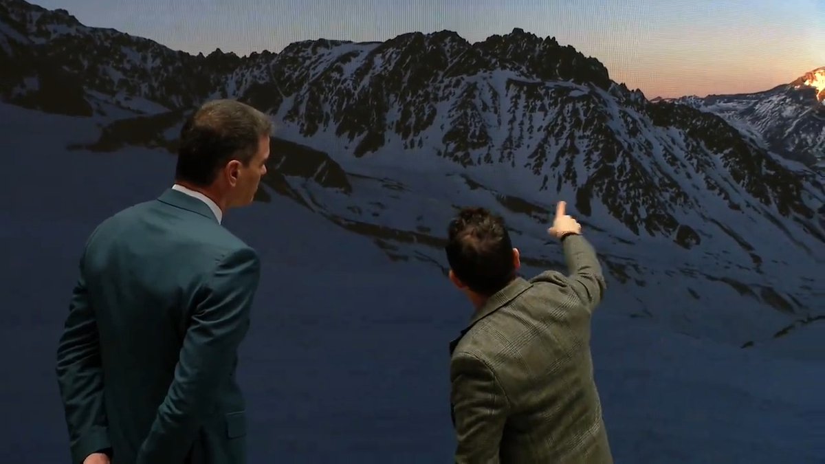 Espectacular visita a los distintos espacios de rodaje de 'La Sociedad de la Nieve' de la mano de JA Bayona y su equipo. Arrasó en los #PremiosGoya y es una de las películas mas vistas en la historia de Netflix. Mucha suerte en los #Oscars2024. Estamos impulsando la producción audiovisual nacional y la atracción de inversión y actividad económica para convertir a España en el principal 'hub' audiovisual de Europa.