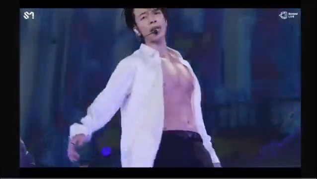 曲名「Blacksuit」なのにスーツジャケットも着ないばかりか、白シャツまで脱ぎ出したイドンヘ(86)がこちらです。 #SMTOWN_LIVE_2024 #SMTOWN_LIVE_2024_TOKYO #SUPERJUNIOR