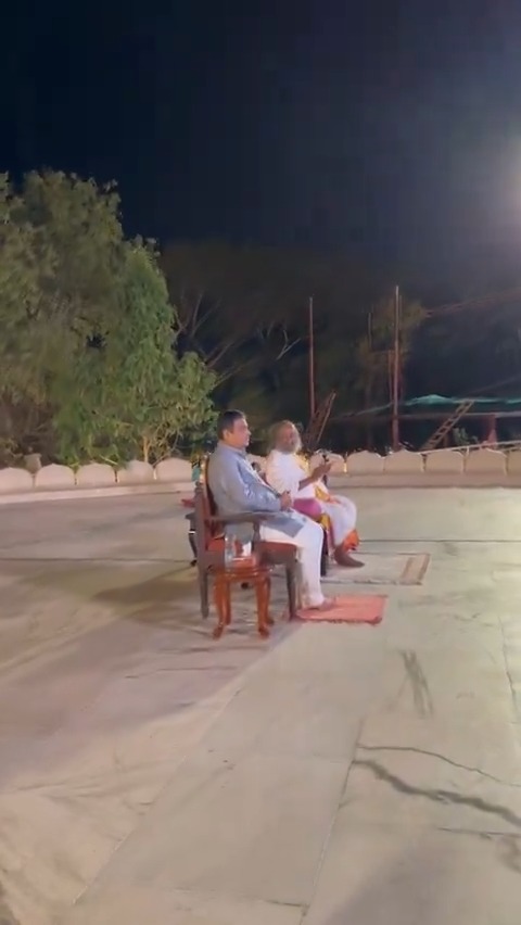 📍 𝓑𝓮𝓷𝓰𝓪𝓵𝓾𝓻𝓾 A delightful meeting with Guru Gurudev Ravi shankar Ji at the Art of Living Ashram in Bengaluru today. The Art of Living