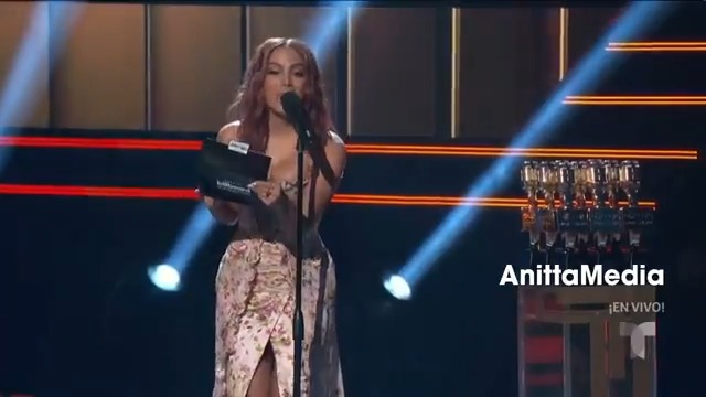 tópico: Anitta nas premiações kkkkkk