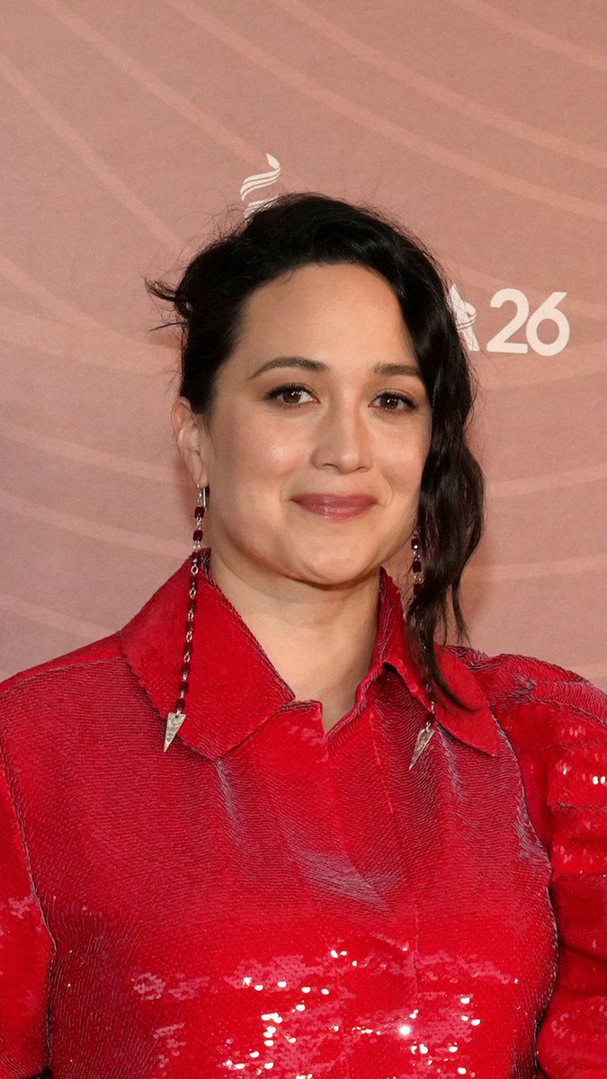 "Killers of the Flower Moon" star Lily Gladstone makes a statement in Valentino and highlights Indigenous artists at the Costume Designers Guild Awards.