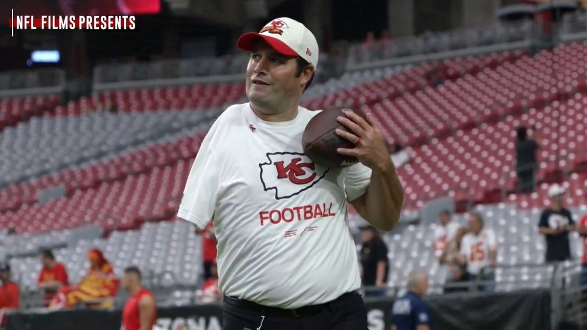 .Kansas City Chiefs Assistant RBs coach Porter Ellett has never let disability slow him down. He's always been Andy Reid's left-hand man, and now he's a 3-time Super Bowl champion 🙏