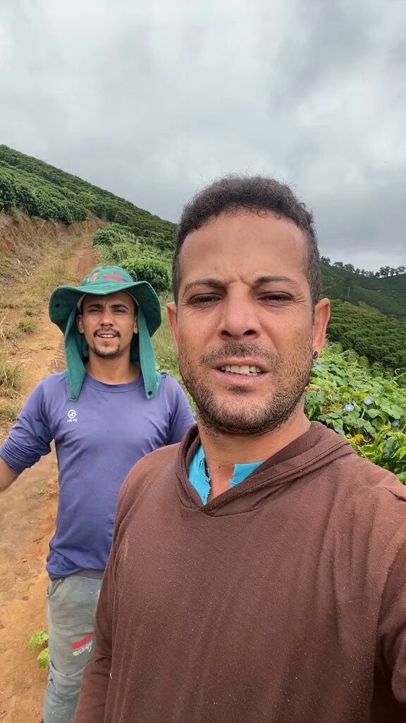 Bom dia pessoal 😍🧑🏻‍🌾 #roça #trabalhonaroça #casal
