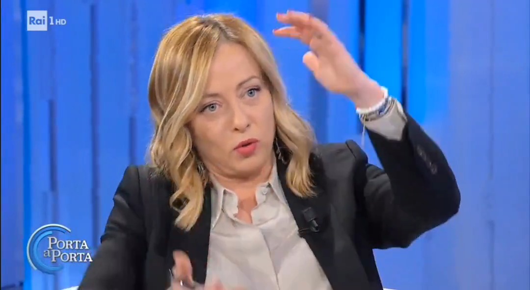 "La festa del fagiolo e della patata, la sagra dello scazzatiello, la rassegna della zampogna, la sagra del cecatiello, la festa del caciocavallo podolico" Non oso immaginare come risponderà De Luca #portaaporta