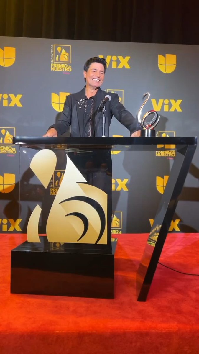 Cuando le dijeron a #Chayanne que sigue siendo el crush de todas y todos, y respondió con tanta humildad 😍🫶 #PremioLoNuestro