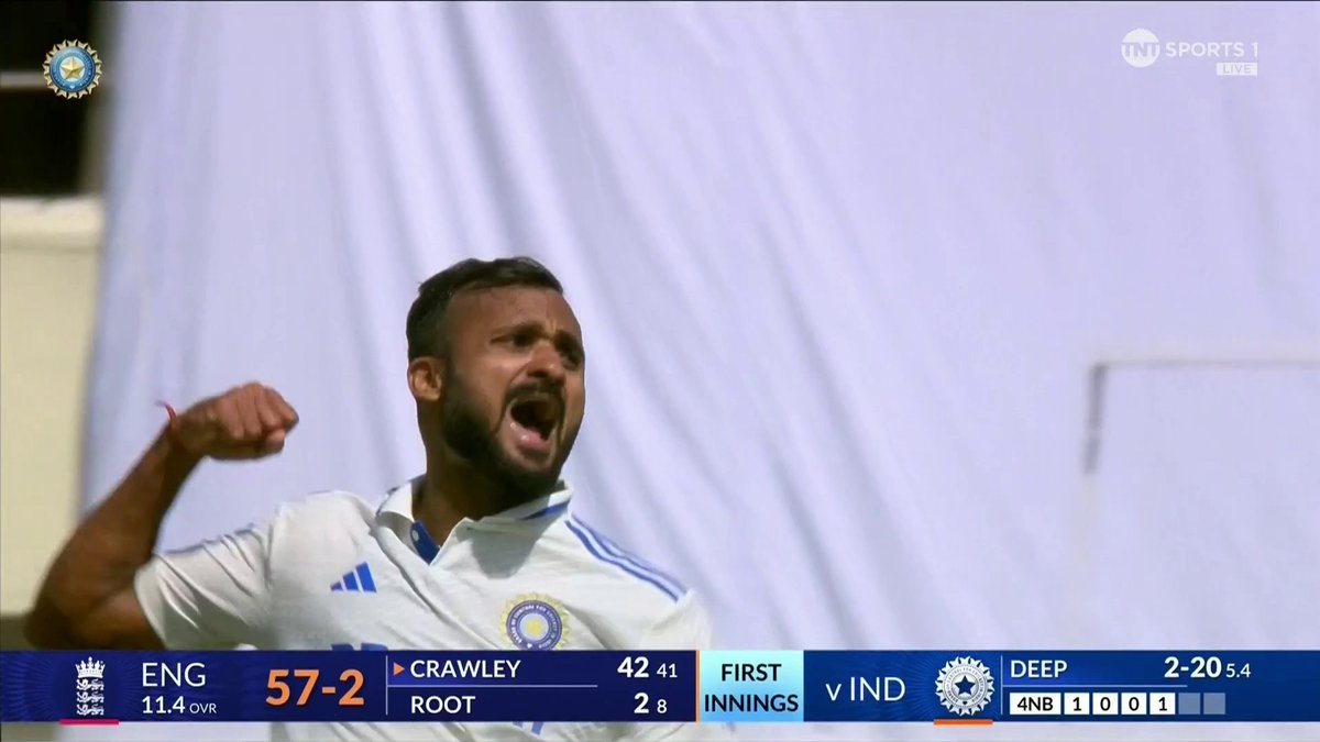 "No sir it did not keep low... you're just a tall man!" 🎙️ Zak Crawley is out for 42 🏏 #INDvENG