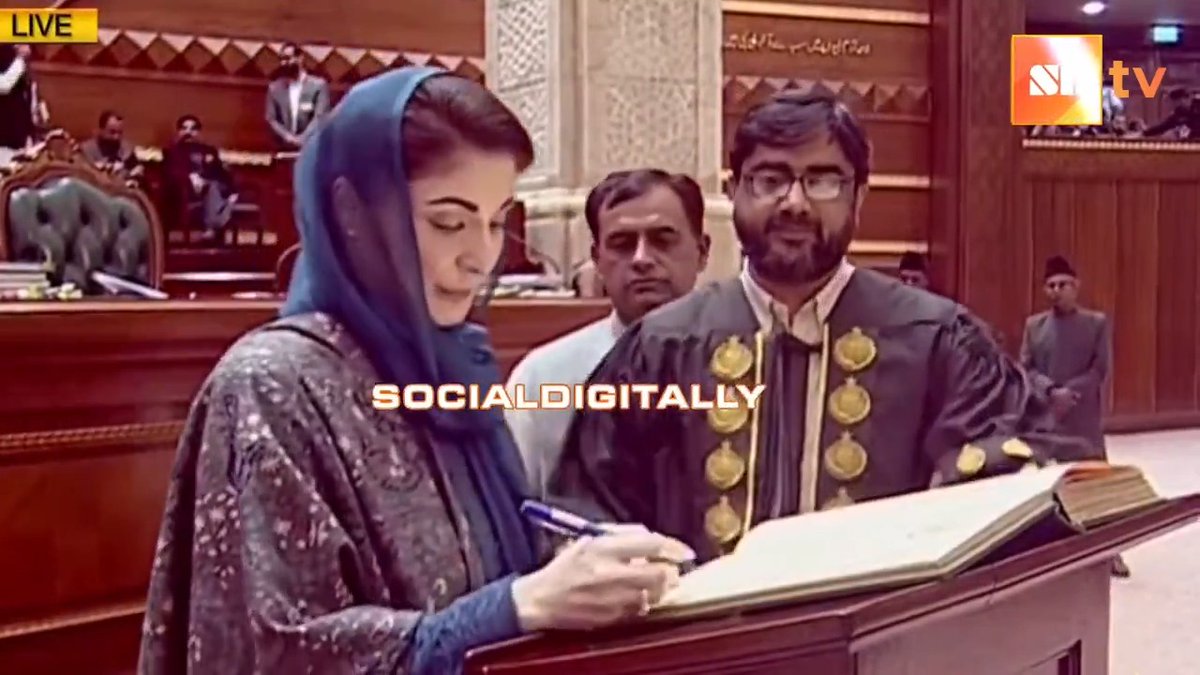 وہ لمحہ جب پنجاب کی پہلی نامزد خاتون وزیراعلی مریم نواز کا پنجاب اسبملی کی رکنیت پر دستخط کرنے کیلئے نام پکارا گیا۔ وتعز من تشا وتذل من تشا #MaryamNawaz