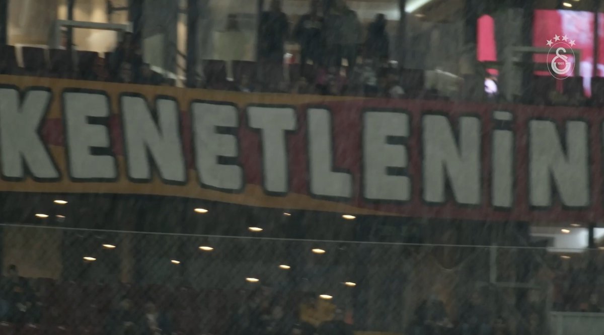 Takımıyla, taraftarıyla! 💪 Parola: #Hedef24 🏆 #KenetleninBaşkaGalatasarayYok 💛❤️
