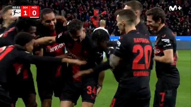 QUÉ ABSOLUTO GENIO. 💥 Golazo de Xhaka y celebración con troleo 🤣 El jugador del Leverkusen simuló que se había lesionado... y hasta Xabi Alonso se lo creyó. #LaCasadelFútbol #Bundesliga