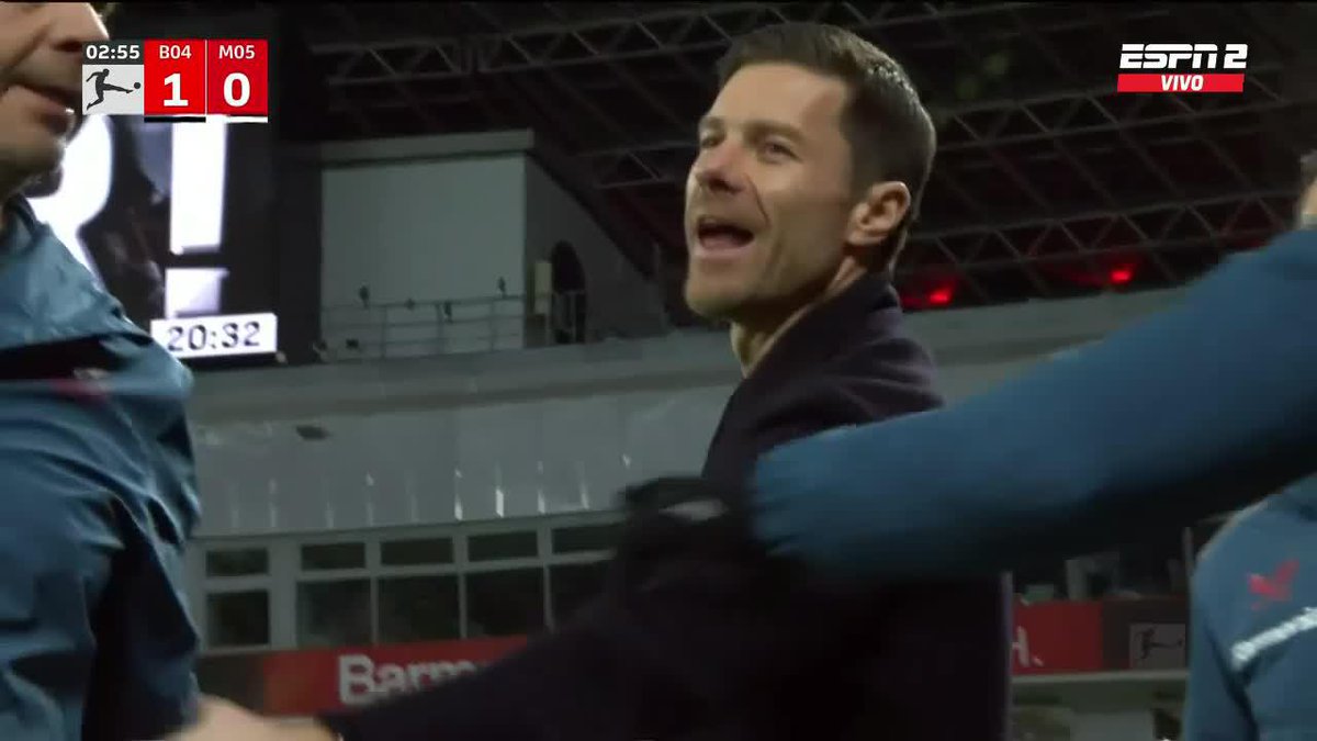 Los médicos listos para atender a Xhaka “lesionado”. Xabi Alonso les tuvo que avisar que así es el festejo. Espectacular.