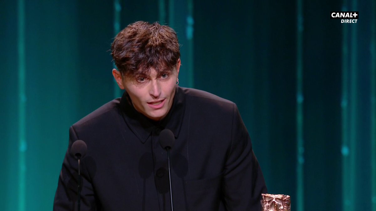 "Poursuivre sans relâche le but de voir leurs yeux s'allumer d'un éclair de fierté" 🎙️ Le bel hommage de Raphaël Quenard à sa famille après avoir reçu le César de la Meilleure révélation masculine #César2024