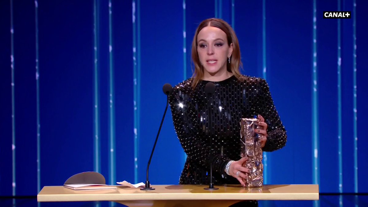 "I'm so sorry Mr. Nolan" 🙏 Monia Chokri s'excuse auprès de Christopher Nolan après avoir remporté le César du Meilleur film étranger pour Simple comme Sylvain. #César2024