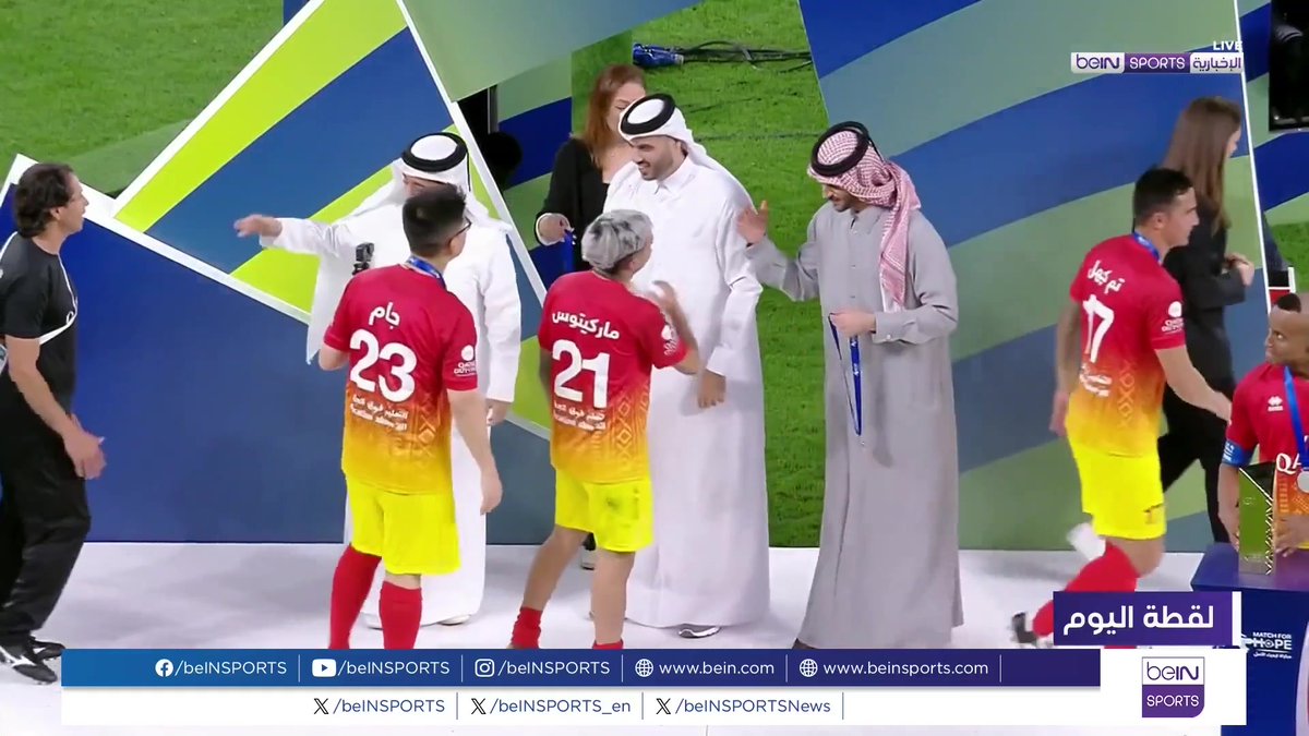 🔔📷#لقطة_اليوم | بعد نهاية المباراة "لإحياء الأمل" ورغم الخسارة وعند استلامه ميدالية المركز الثاني خطف أبوفلة الكأس ما جعل المنظمين يبحثون عنها قبل أن يعيدها إلى مكانها