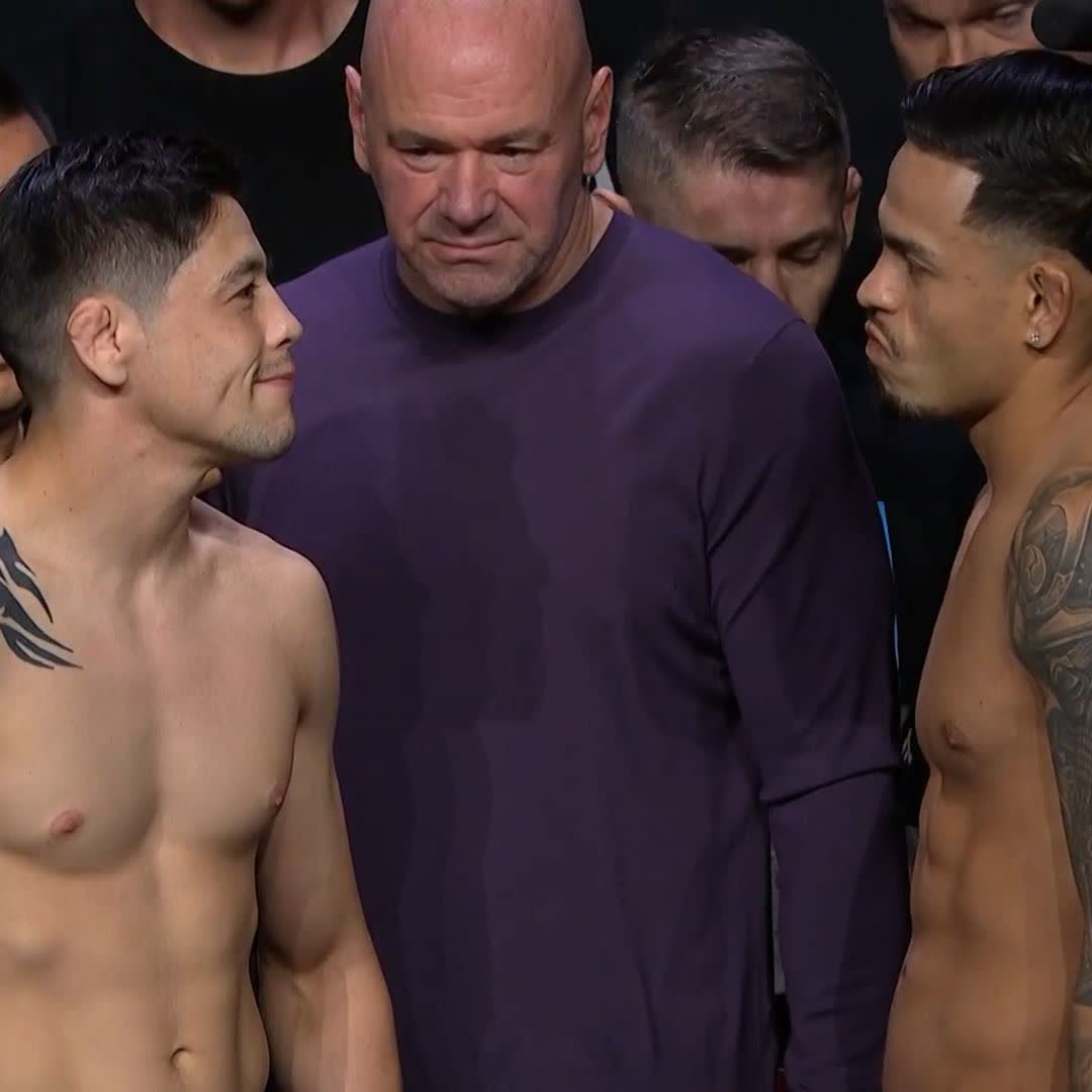 A encarada entre 🇲🇽 Brandon Moreno, ex-campeão dos moscas, e 🇺🇲 Brandon Royval, ex-desafiante ao título, na pesagem cerimonial do UFC México.