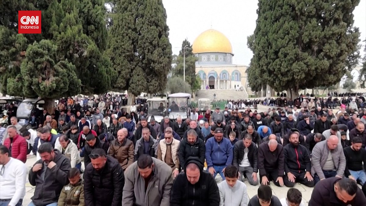 Pasukan Israel menjaga ketat akses warga Palestina yang hendak melaksanakan salat Jumat di Masjid Al Aqsa pada Jumat (23/2). Beberapa warga terlihat mendapat intimidasi. Warga hanya dapat melaksanakan salat Jumat di halaman Masjid Al Aqsa. #CNNIndonesia