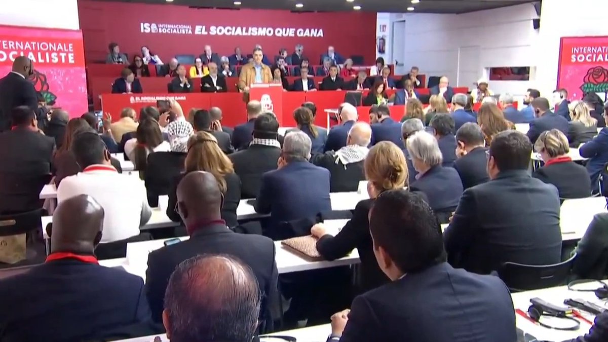 Somos un Gobierno que nació de la necesidad de acabar con la corrupción de la anterior administración, y que ha hecho de la ejemplaridad su bandera. La lucha contra la corrupción ha de ser implacable, venga de donde venga y caiga quien caiga.