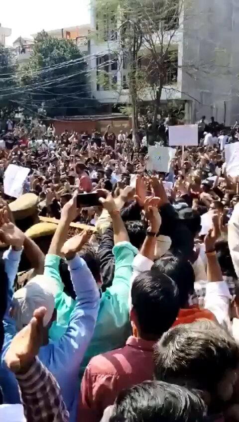 जब नौजवां सड़क पर आता है वो सरकार बदल कर जाता है। #नहीं_चाहिए_भाजपा