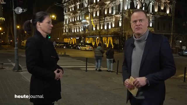 „Putin will derzeit keinen Frieden," sagt Außenministerin @ABaerbock im Gespräch mit Christian Sievers in Odessa. „Was müssen wir tun? Weiter militärische Unterstützung, weil es befreit Menschen, es rettet Leben. Es ist der einzige Weg zum Frieden zu kommen.“ #Ukraine #Putin