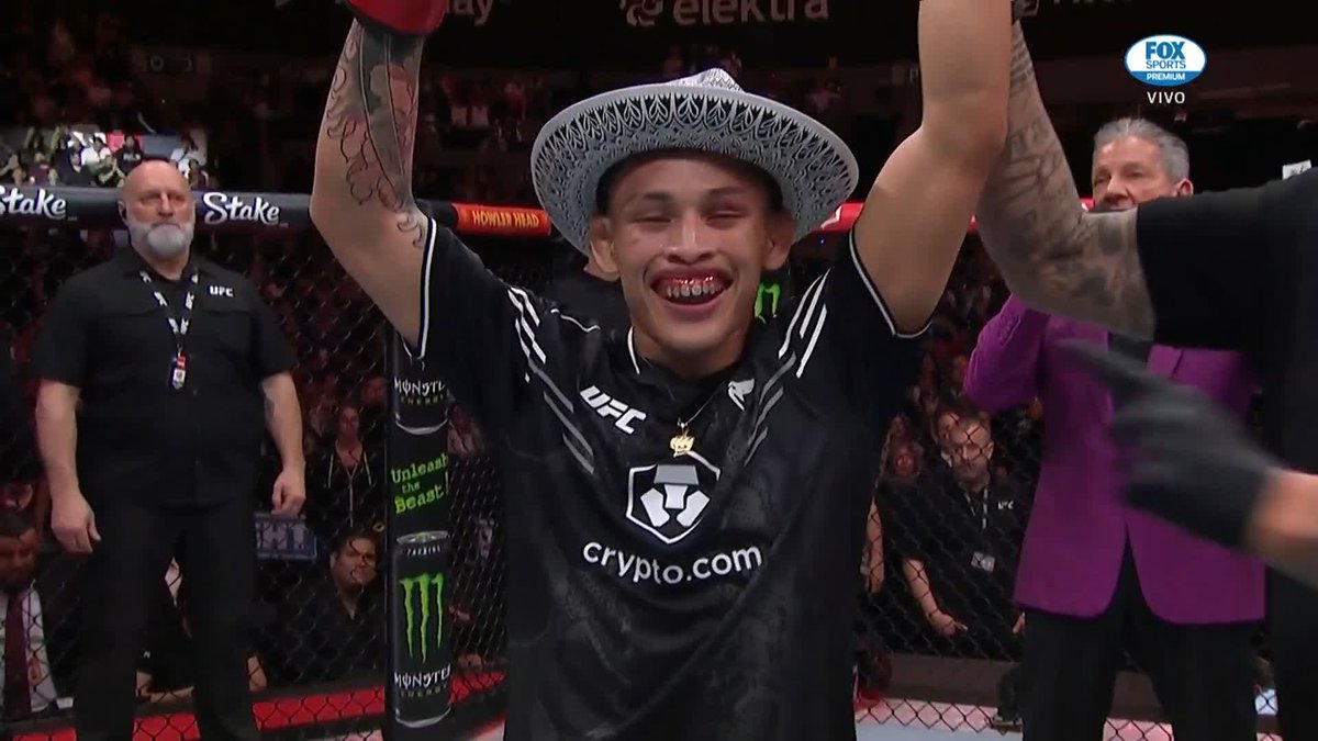"UN NIÑO QUE VENDÍA GELATINAS (...) YO YA SOY UN CAMPEÓN" 🥹🇲🇽 Lazyboy no olvida su pasado vendiendo gelatinas y lo menciona en su primera victoria en UFC. Lo hace frente al público. "Haya sido como haya sido, dijera el Ferras: 'ya se lo llevó su pu... madre" 😅 #UFC