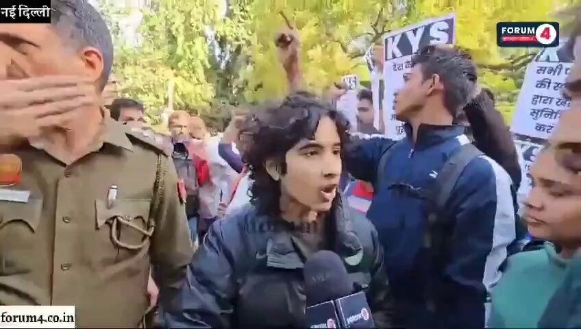 यह दृश्य दिल्ली के जंतर मंतर का है। क्या इन्हें भी खालिस्तानी या पाकिस्तानी फंडेड बताओगे??? जंतर मंतर पर छात्र छात्राओं ने किसानों के समर्थन में प्रदर्शन किया व दमनकारी नीति के तहत किसान आंदोलन को कुचलने के प्रयास का कड़ा विरोध किया। #FarmerProtest2024 #FarmerProtestInDelhi
