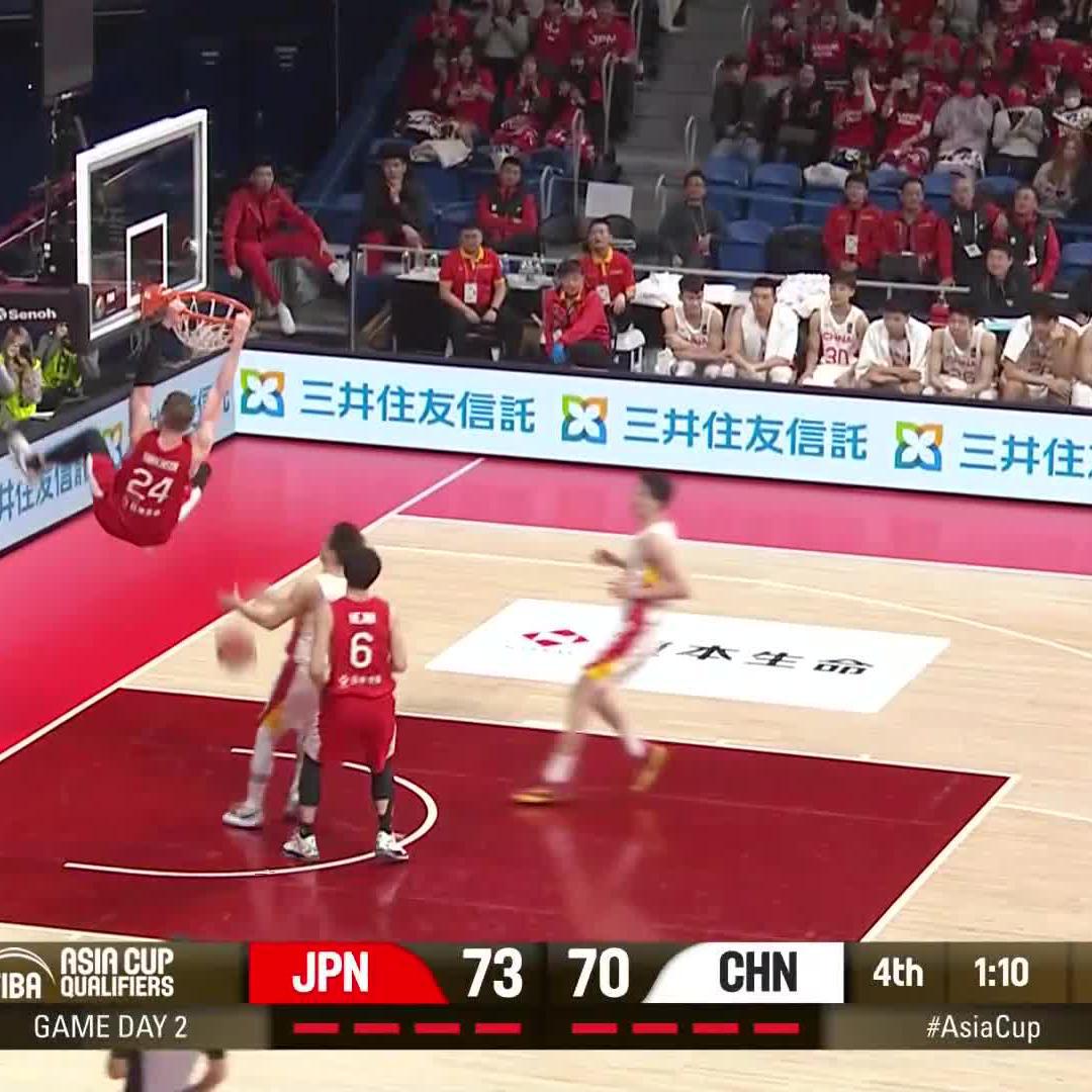 HAWKINSON STEAL. HAWKINSON JAM. Five-point lead for #AkatsukiJapan with 1:05 left! #AsiaCup | バスケットボール日本代表