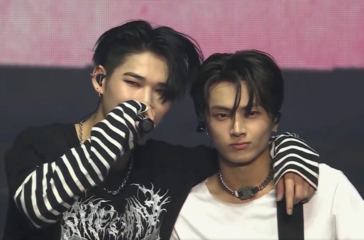 ni-ki singing ‘i love you 3000’ while jay playing his electric guitar 😭😭😭😭