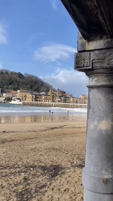 ¡Cuidado con las olas! La Concha, Donostia.