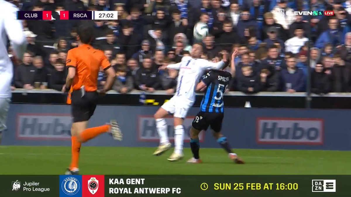 🖥️ | Jorne Spileers duwt Thorgan Hazard, die krijgt de bal tegen de arm en de VAR keurt het doelpunt af. 👀🖐️ #CLUAND